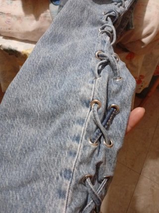 Pantalones vaqueros desgastados con cordones