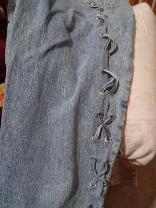 Pantalones vaqueros desgastados con cordones