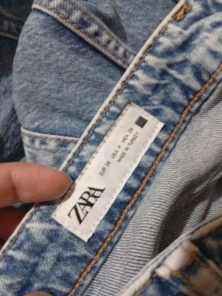 Pantalones vaqueros desgastados con cordones