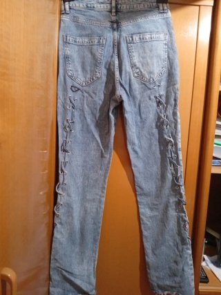 Pantalones vaqueros desgastados con cordones