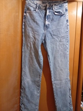 Pantalones vaqueros desgastados con cordones