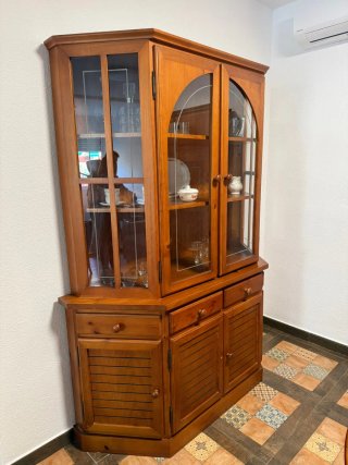 Vitrina de pino con puertas de cristal