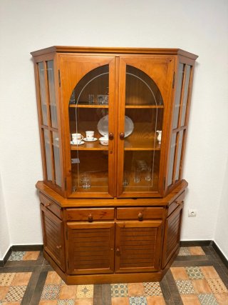 Vitrina de pino con puertas de cristal