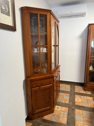 Vitrina de pino con puertas de cristal