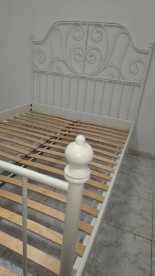 Estructura de cama metálica blanca