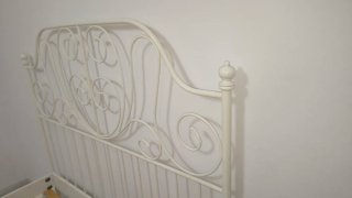 Estructura de cama metálica blanca