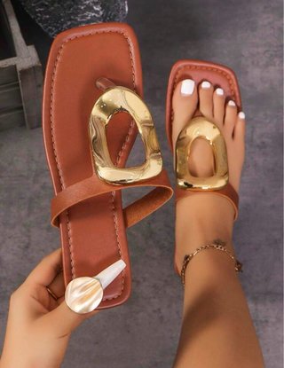 Sandalias Marrones con Detalle Dorado