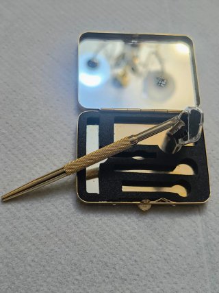 Estuche de afeitado dorado con espejo