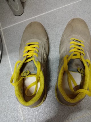 Botas de seguridad beige y amarillas, uso de 3 mes