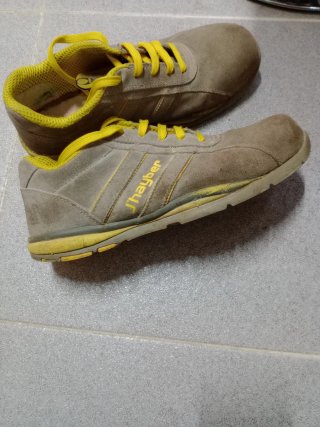 Botas de seguridad beige y amarillas, uso de 3 mes