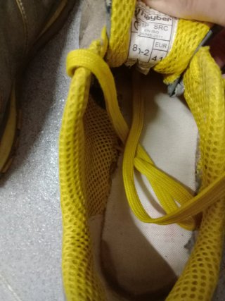 Botas de seguridad beige y amarillas, uso de 3 mes