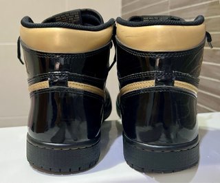 Nike Air Jordan 1 Negro y Dorado Patent
