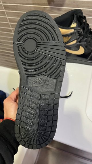 Nike Air Jordan 1 Negro y Dorado Patent
