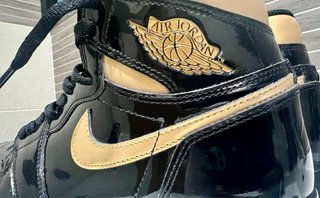Nike Air Jordan 1 Negro y Dorado Patent