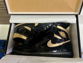 Nike Air Jordan 1 Negro y Dorado Patent