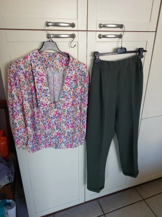 Camicia floreale e pantaloni verdi estivi