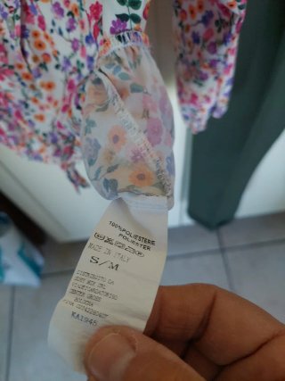 Camicia floreale e pantaloni verdi estivi