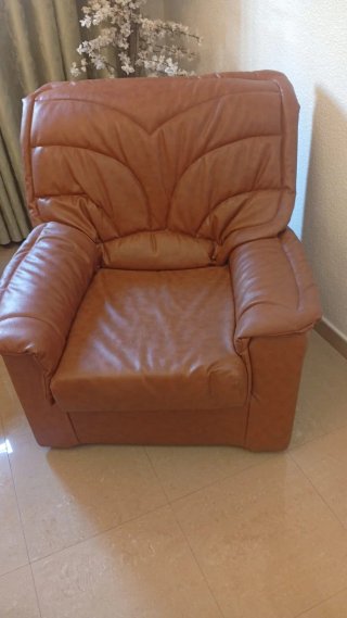 Sofá de piel marrón