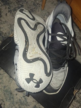 Zapatos Under Armour grises y blancos