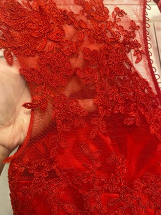 Vestido rojo encaje con cola