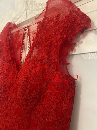 Vestido rojo encaje con cola