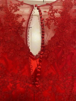 Vestido rojo encaje con cola