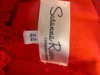 Vestido rojo encaje con cola