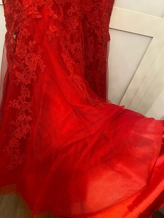 Vestido rojo encaje con cola