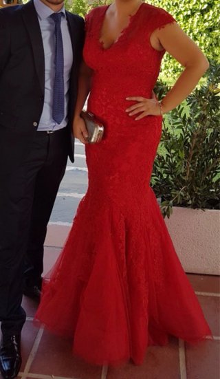 Vestido rojo encaje con cola