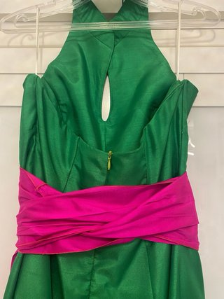 Vestido verde al cuello con fajín rosa