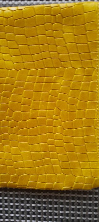 Bolso de mano amarillo