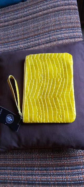 Bolso de mano amarillo