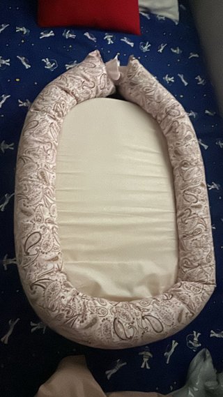 Cama nido para bebé con estampado paisley