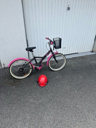 Bici niña 20'' con cesta rosa y casco
