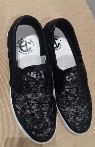 Scarpe slip-on nere con pizzo
