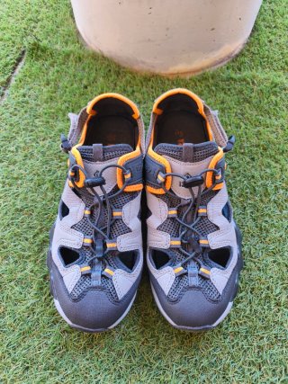 Sandalias Izas Gris Naranja