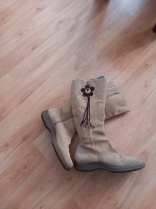 Botas beige con flor marrón
