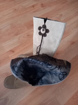 Botas beige con flor marrón