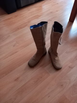Botas beige con flor marrón