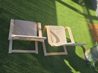 Sillas infantiles beige y doradas