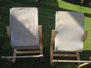 Sillas infantiles beige y doradas
