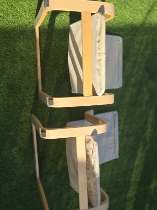 Sillas infantiles beige y doradas