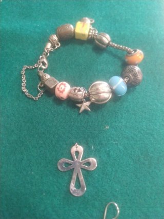 Set di Gioielli: Orecchini, Medaglia e Bracciale
