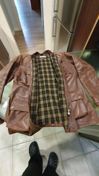 Chaqueta de piel marrón con bolsillo