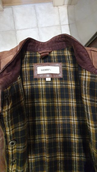 Chaqueta de piel marrón con bolsillo