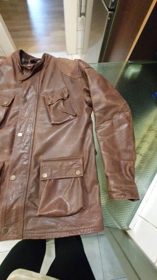 Chaqueta de piel marrón con bolsillo