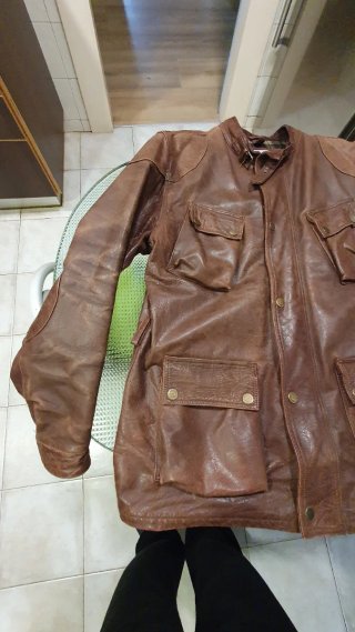 Chaqueta de piel marrón con bolsillo