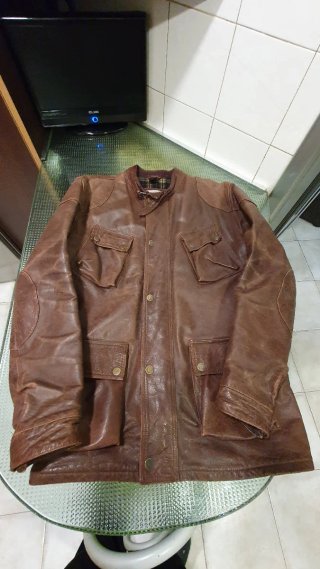Chaqueta de piel marrón con bolsillo