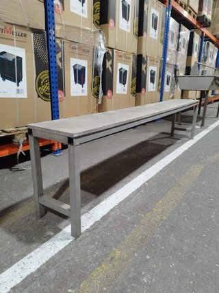 Banco de metal y madera
