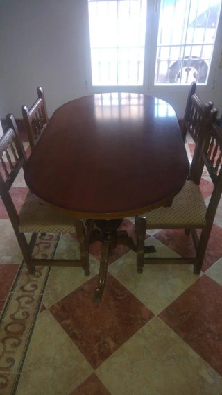 Mesa de comedor de madera